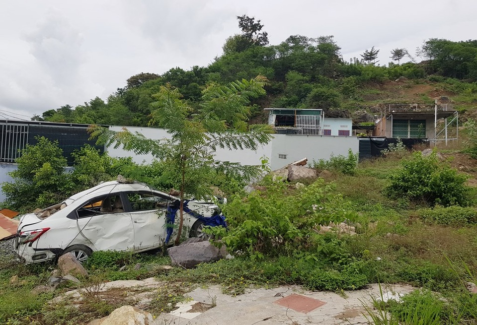 2 năm sau vụ lở núi ở Nha Trang, ô tô bị đè bẹp vẫn còn ở hiện trường - 1 2 năm sau vụ lở núi ở Nha Trang, ô tô bị đè bẹp vẫn còn ở hiện trường - 1