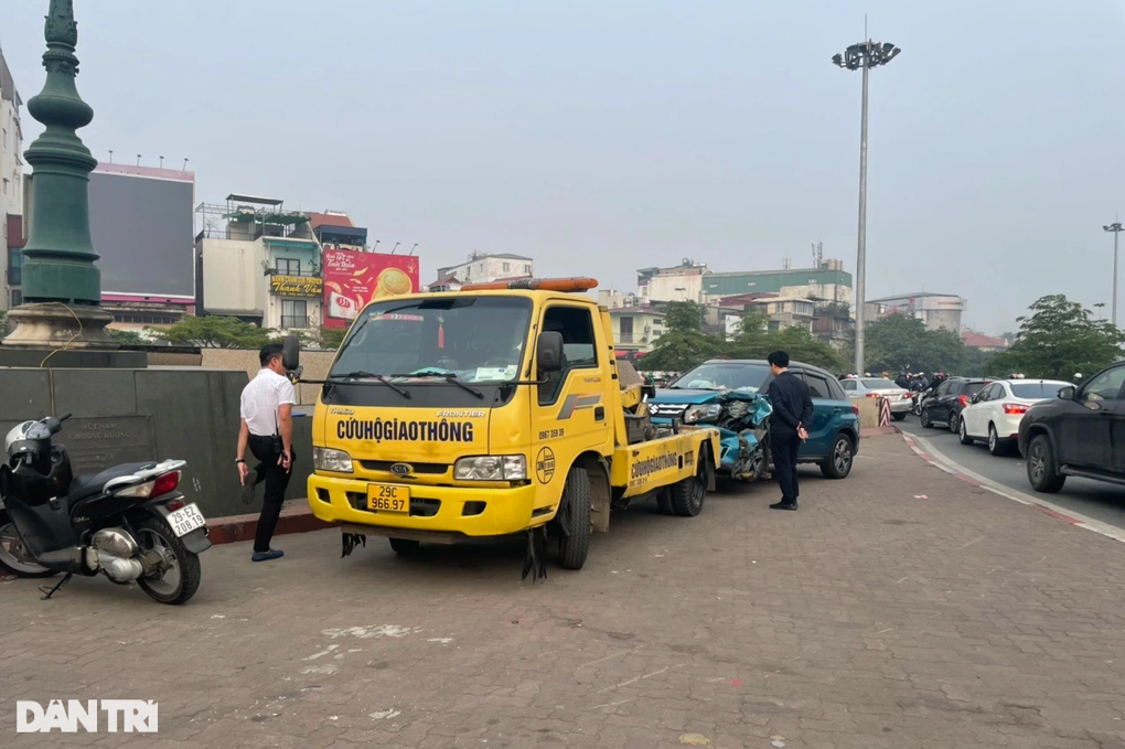 Xe con đấu đầu xe buýt giữa cầu Chương Dương, giao thông ùn ứ cục bộ - 2 Xe con đấu đầu xe buýt giữa cầu Chương Dương, giao thông ùn ứ cục bộ - 2