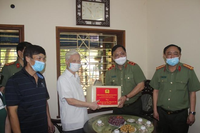 Trung tướng Nguyễn Hải Trung - Giám đốc CATP Hà Nội thăm, tặng quà gia đình Liệt sỹ Lưu Văn Minh tại quận Ba Đình (tháng 7/2021).