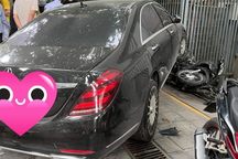 Tài xế Mercedes S450 mất lái đâm BMW và loạt xe máy trên phố Hà Nội