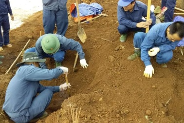 Đào đất làm đường, phát hiện hài cốt liệt sĩ