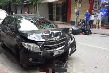 Hà Nội: Ô tô gây tai nạn liên hoàn, 2 mẹ con trọng thương