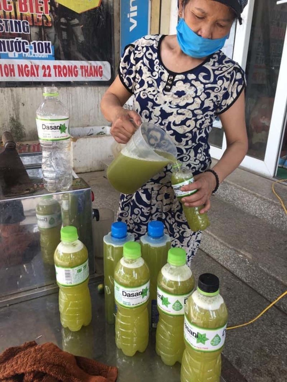 Hà Nội: Hàng nước mía vỉa hè ngày bán 200 lít, mỏi tay đếm tiền - 3