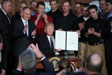 Tổng thống Trump ký sắc lệnh bãi bỏ di sản thứ hai thời Obama