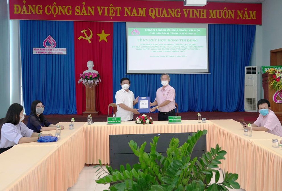 Hai doanh nghiệp đầu tiên ở An Giang được vay vốn trả lương cho công nhân - 1 Hai doanh nghiệp đầu tiên ở An Giang được vay vốn trả lương cho công nhân - 1