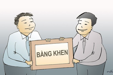 Bộ trưởng Hà và vụ tặng thưởng cho người chê “người nhà mình”