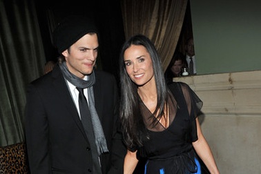 Ashton Kutcher “chạm mặt” Demi Moore 