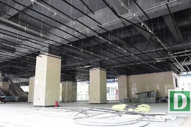 Cảnh ngổn ngang bên dưới ga tàu đường sắt trên cao Cát Linh - Hà Đông