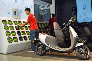 Sạc pin không phải giải pháp duy nhất cho người dùng xe máy điện