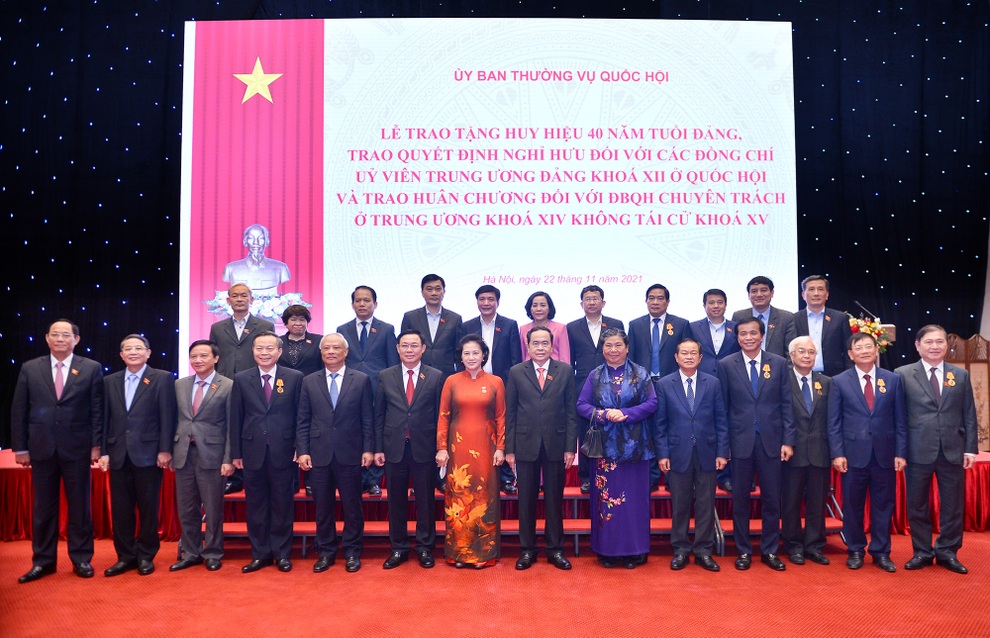 Nguyên Chủ tịch Quốc hội Nguyễn Thị Kim Ngân nhận huy hiệu 40 năm tuổi Đảng - 1 Nguyên Chủ tịch Quốc hội Nguyễn Thị Kim Ngân nhận huy hiệu 40 năm tuổi Đảng - 1