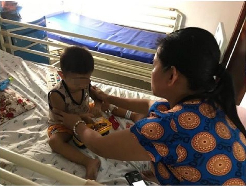 Bé 3 tuổi uống nhầm axit trữ trong vỏ chai giải khát - 2 Bé 3 tuổi uống nhầm axit trữ trong vỏ chai giải khát - 2