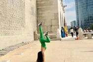 Khách Việt Nam tập yoga tại cung điện ở Seoul, người Hàn tranh cãi