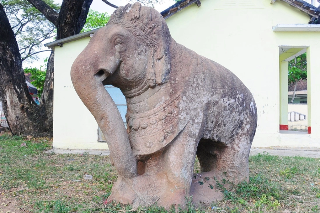 Hai tượng voi đá nghìn năm tuổi ở Bình Định - 2 Hai tượng voi đá nghìn năm tuổi ở Bình Định - 2