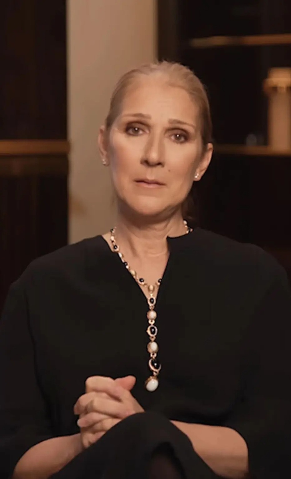 Celine Dion mắc bệnh lạ, cơ thể cứng ngắc, trở thành tượng sống - 1 Celine Dion mắc bệnh lạ, cơ thể cứng ngắc, trở thành tượng sống - 1