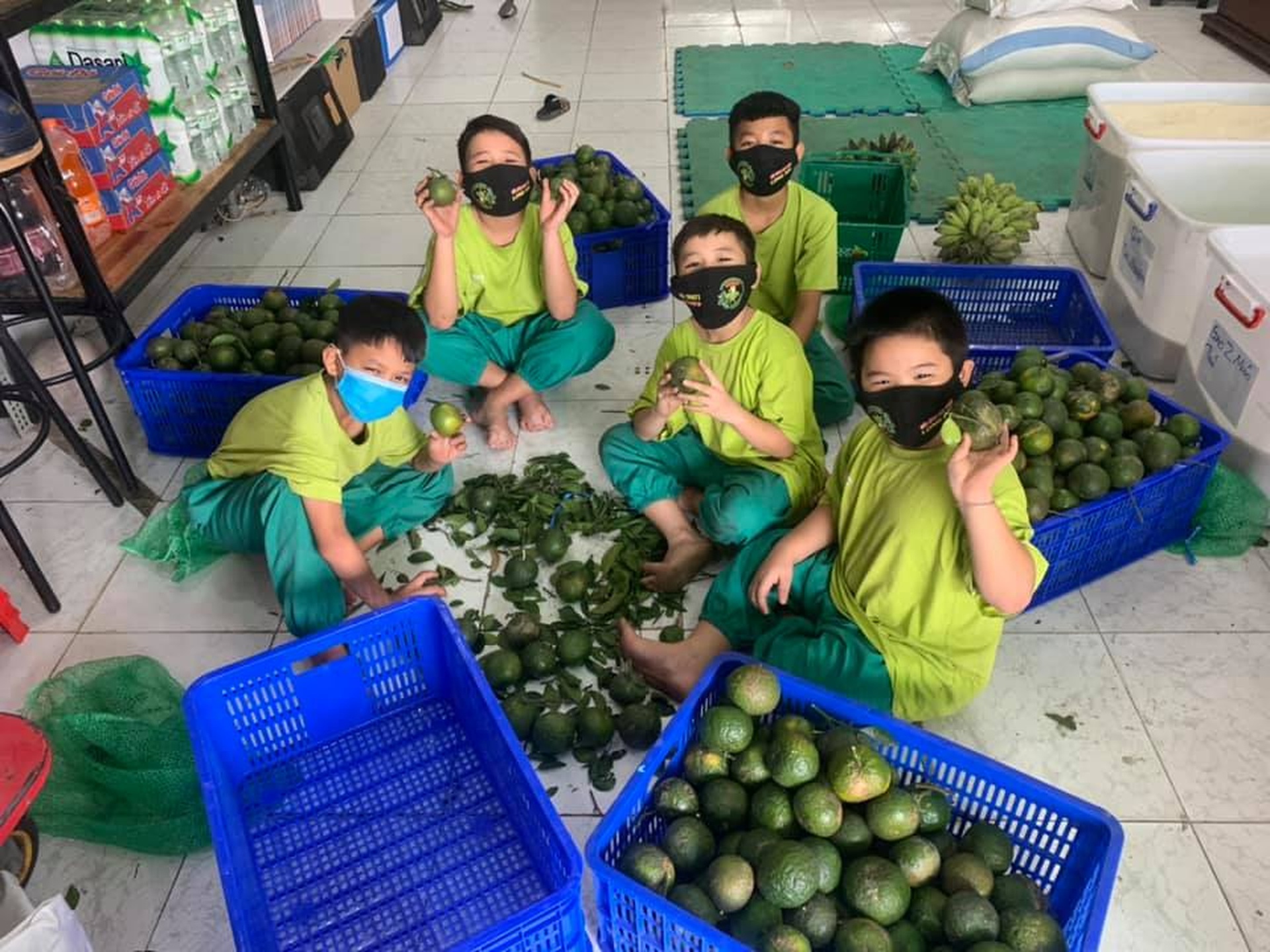Chàng trai làm ba của hơn 200 đứa trẻ bụi đời - 11 Chàng trai làm ba của hơn 200 đứa trẻ bụi đời - 11