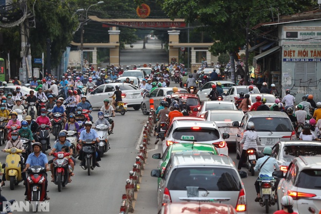 So sánh giao thông TPHCM: Trước giãn cách ùn tắc, nay chỉ còn xe cứu thương - 5 So sánh giao thông TPHCM: Trước giãn cách ùn tắc, nay chỉ còn xe cứu thương - 5