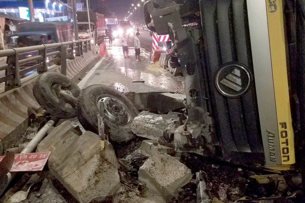 Xe tải chở bia lật ngang trên dốc cầu vượt ở TPHCM - 2