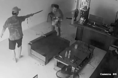 Người đàn ông bị chém đứt rời tay khi đang ngồi hút thuốc