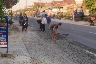 Buộc tài xế dọn sạch nhựa đường rơi vãi trên quốc lộ ở Bình Định