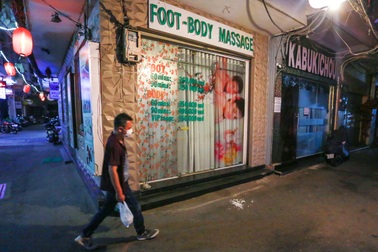 Sau vụ xử phạt karaoke trá hình, loạt phố massage ở TP.HCM đóng cửa im lìm