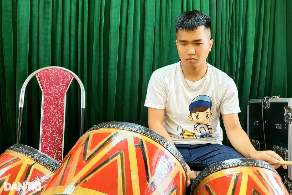 Chàng trai mù chơi thuần thục 4 loại nhạc cụ - 1 Chàng trai mù chơi thuần thục 4 loại nhạc cụ - 1