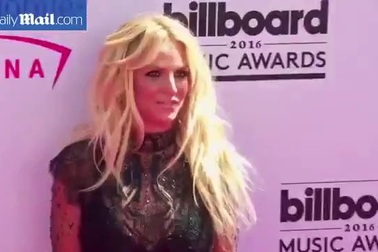 Britney bất ngờ khoe nội y trên thảm đỏ