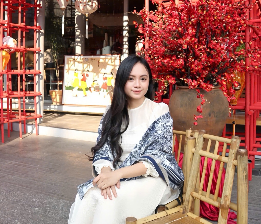 Bỏ việc văn phòng, cô gái tỉ mỉ nặn từng cánh hoa bằng nến, thu nhập gấp 5 - 1 Bỏ việc văn phòng, cô gái tỉ mỉ nặn từng cánh hoa bằng nến, thu nhập gấp 5 - 1