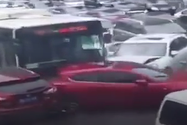 Kinh hãi xe buýt mất lái “càn quét” đường đang tắc