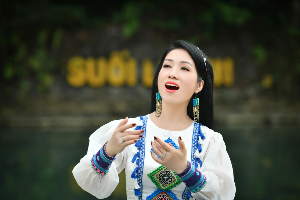 Sao Mai Phương Nga ra mắt album mừng sinh nhật Bác - 1 Sao Mai Phương Nga ra mắt album mừng sinh nhật Bác - 1