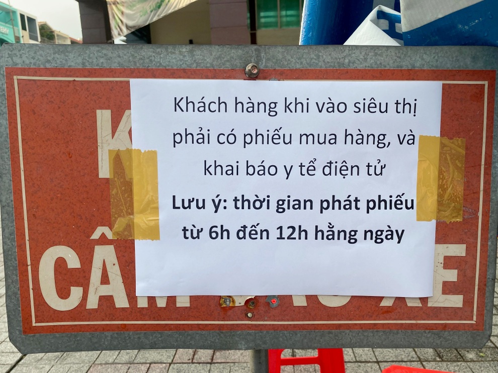 TPHCM: Nhận phiếu mua hàng buổi trưa, đến khuya mới được vào siêu thị - 2 TPHCM: Nhận phiếu mua hàng buổi trưa, đến khuya mới được vào siêu thị - 2