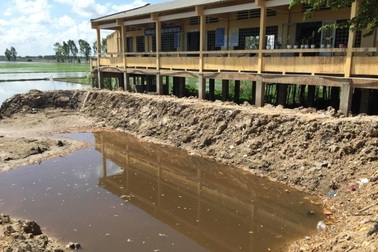 Nguy hiểm hố nước sâu trước trường tiểu học