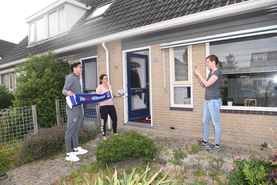 Văn Hậu rạng rỡ bên cạnh các cổ động viên Heerenveen - 3 Văn Hậu rạng rỡ bên cạnh các cổ động viên Heerenveen - 3