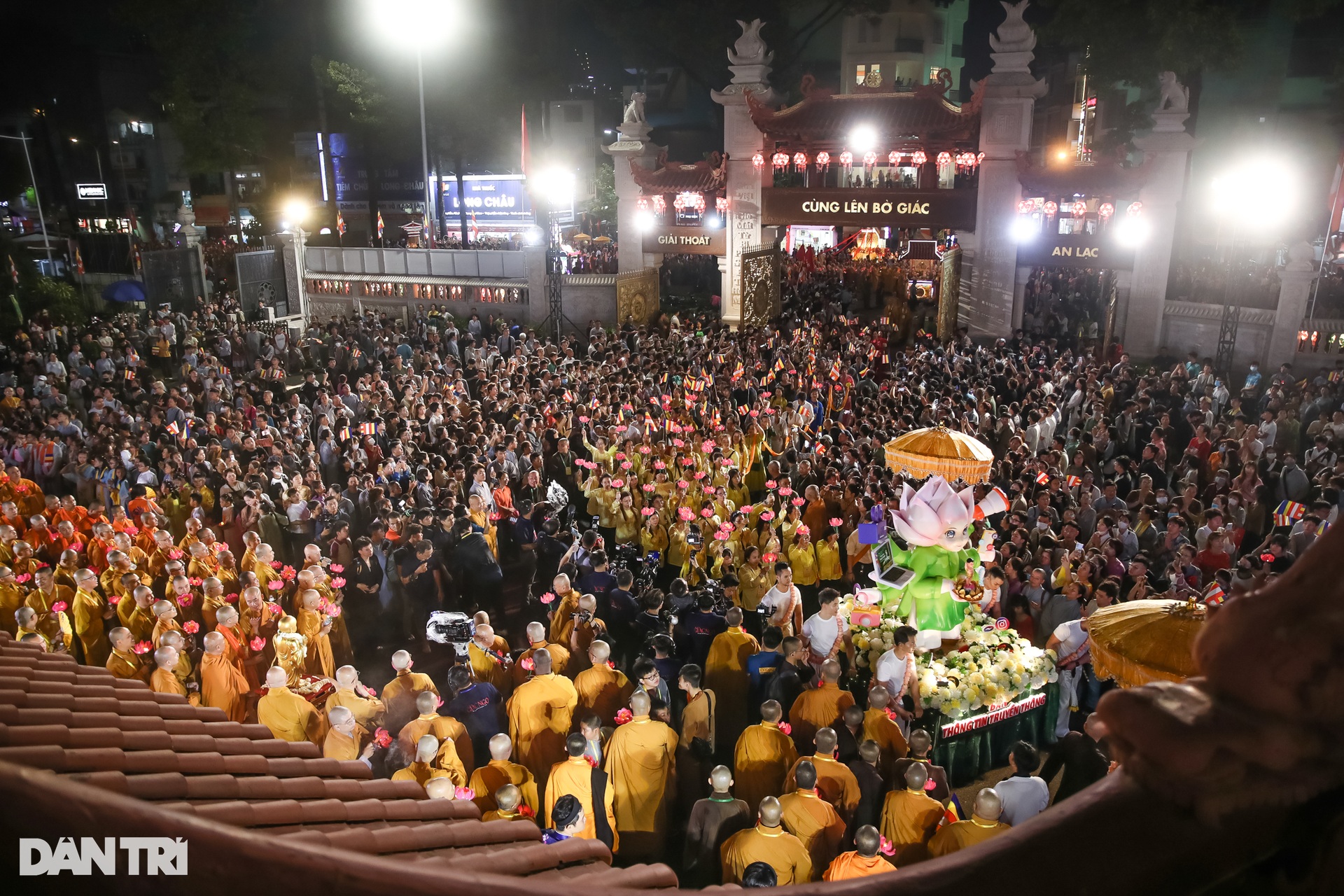 Hàng nghìn người tham gia lễ rước kiệu Phật ở TPHCM - 10