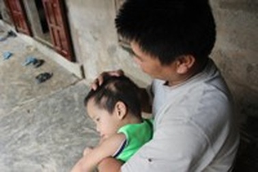 Sự sống mong manh của em bé mồ côi bị bại não