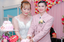 Cặp đôi chuyển giới cưới gấp vì: "Vợ ơi, anh có bầu rồi"