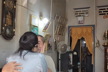 بعد 45 عاماً من الفراق.. امرأة تبكي بسبب رد فعل زوجة أبيها - 1 Gặp bố sau 45 năm thất lạc, người phụ nữ khóc nấc vì phản ứng của mẹ kế - 1