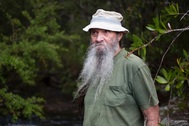 Cuộc đời người đàn ông sống ẩn dật trong rừng 10 năm vì khủng hoảng tâm lý