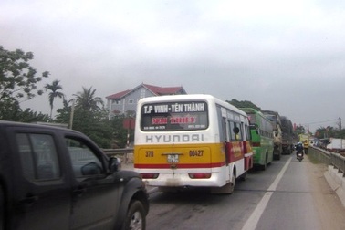 Quốc lộ ùn tắc kéo dài vì… chờ thợ sửa đường