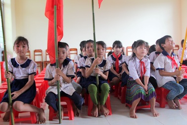 Học sinh quần áo lấm lem, “chân quỳ chân chống” dự lễ khai giảng