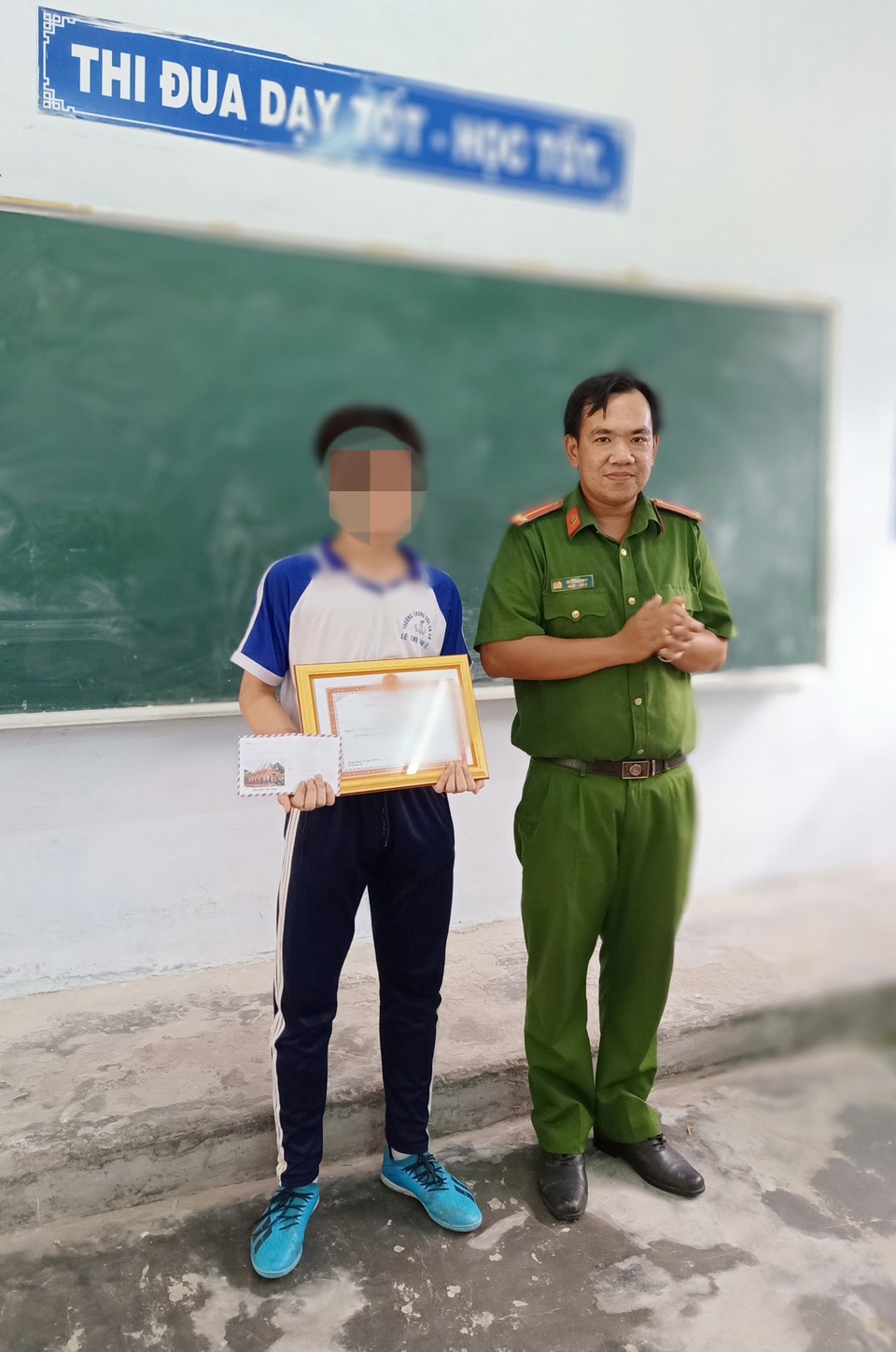 Công an Bạc Liêu tặng giấy khen học sinh lớp 8 đuổi bắt trộm - 1