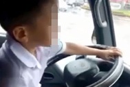 Giật mình cảnh bé trai 6 tuổi lái xe ô tô trên đường