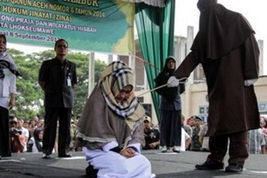 Gái có chồng bị phạt 100 roi vì... đứng gần người đàn ông khác