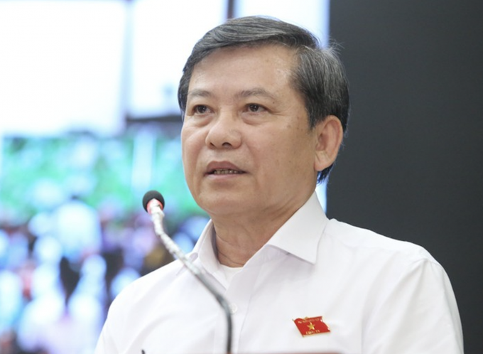 ĐBQH Lê Minh Trí trao đổi với cử tri.