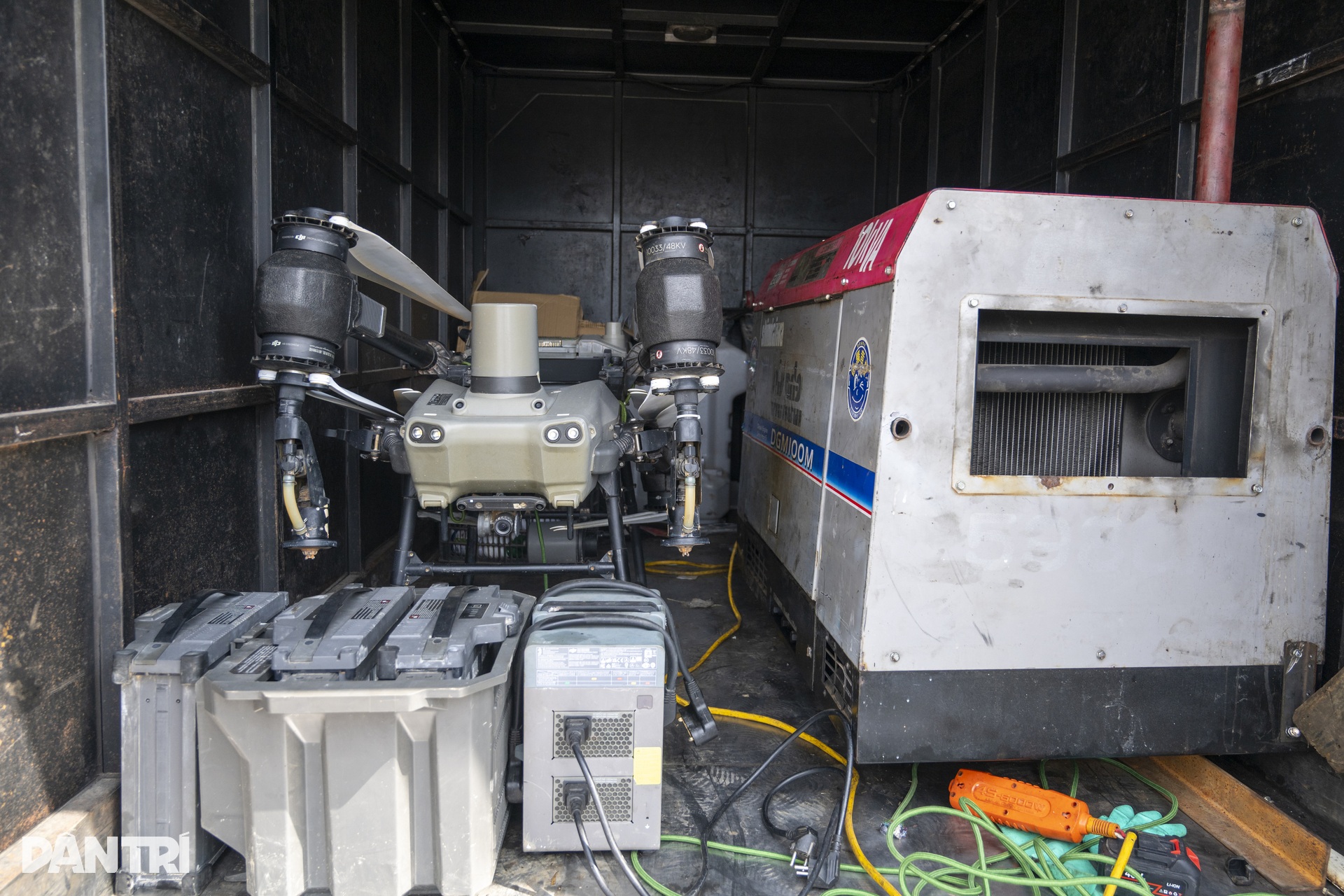 Cận cảnh drone xuyên tâm lũ Bắc Ninh tiếp tế đường không cho thôn cô lập - 7 Cận cảnh drone xuyên tâm lũ Bắc Ninh tiếp tế đường không cho thôn cô lập - 7