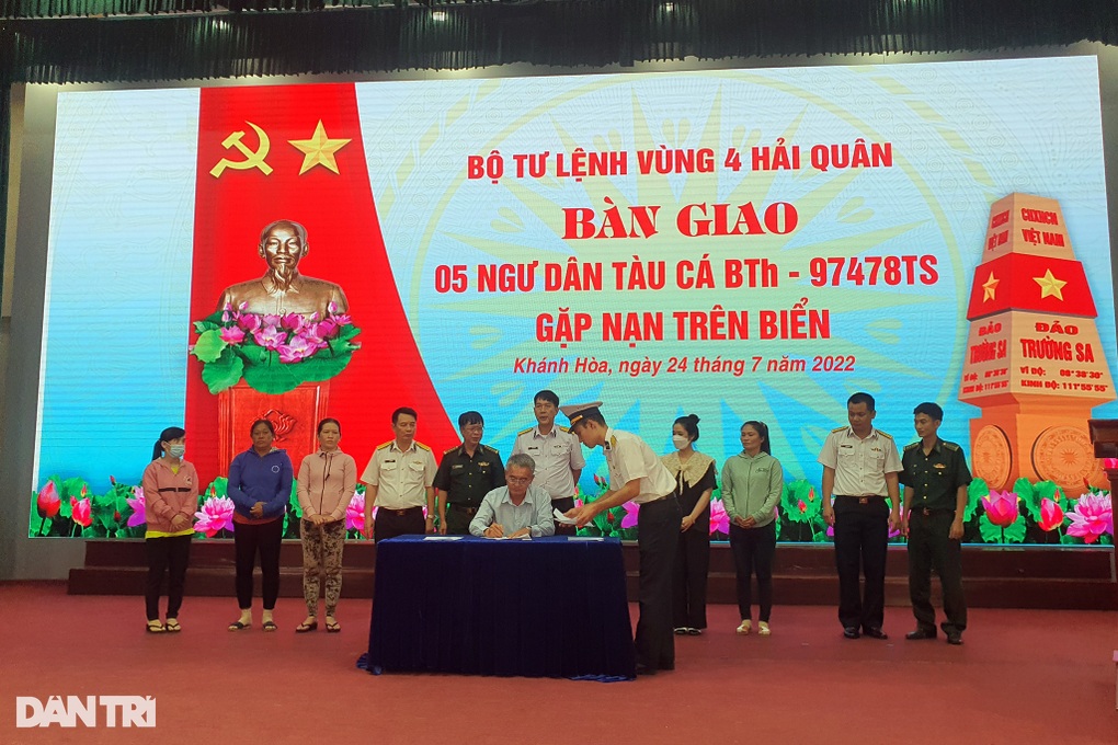 Ngư dân từ cõi chết trở về: Quặn thắt khi tiễn các anh xuống biển, đau lắm! - 1 Ngư dân từ cõi chết trở về: Quặn thắt khi tiễn các anh xuống biển, đau lắm! - 1