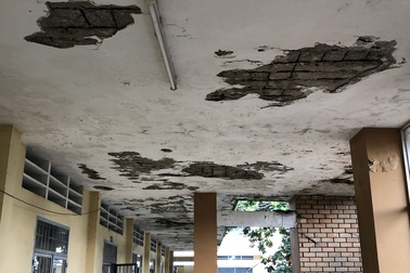 Thầy trò nơm nớp lo sợ khi học tập trong ngôi trường có nguy cơ đổ sập