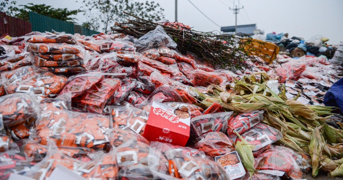 View - Bánh kẹo, đồ ăn nhanh chất cao "như núi" ở bãi rác xã La Phù | Báo Dân trí