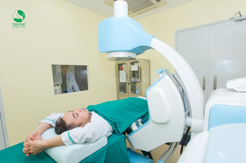 Thoát mổ rạch lấy sỏi thận 7cm nhờ “đường hầm” siêu nhỏ - 4 Thoát mổ rạch lấy sỏi thận 7cm nhờ “đường hầm” siêu nhỏ - 4