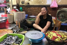 Vắng khách, bà chủ quán bún chửi từng lên CNN bất ngờ... “cai chửi”