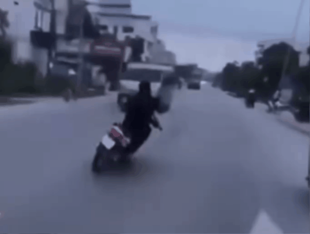 Nam thanh niên đánh võng trước đầu xe tải rồi đăng clip lên mạng xã hội - 1 Nam thanh niên đánh võng trước đầu xe tải rồi đăng clip lên mạng xã hội - 1